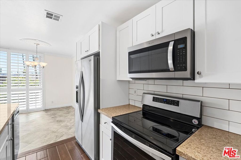 100 S Doheny Drive 402