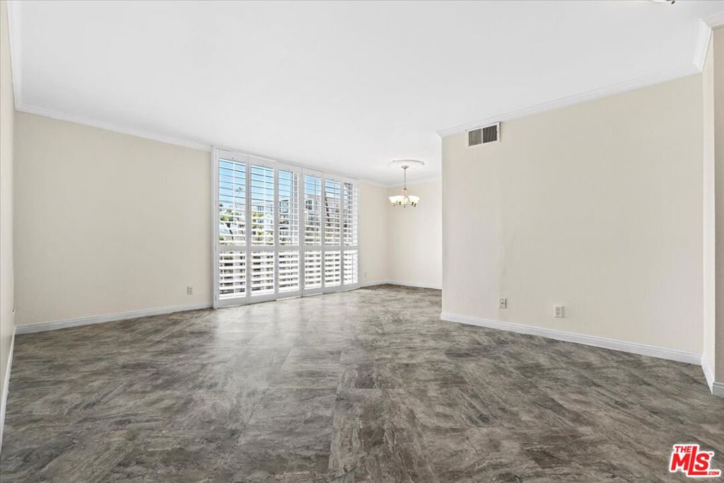 100 S Doheny Drive 402