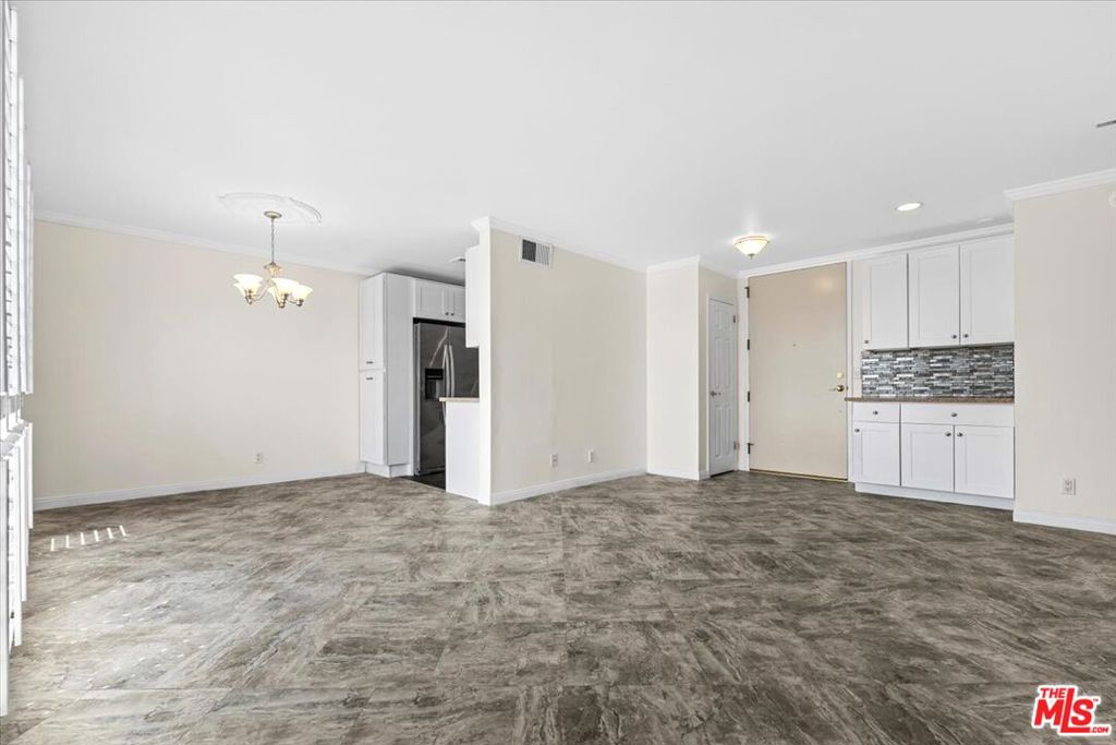100 S Doheny Drive 402
