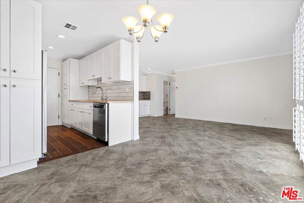 100 S Doheny Drive 402