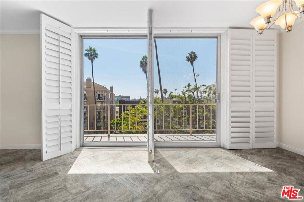 100 S Doheny Drive 402