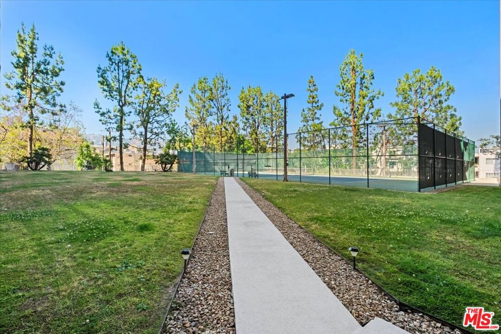 100 S Doheny Drive 402