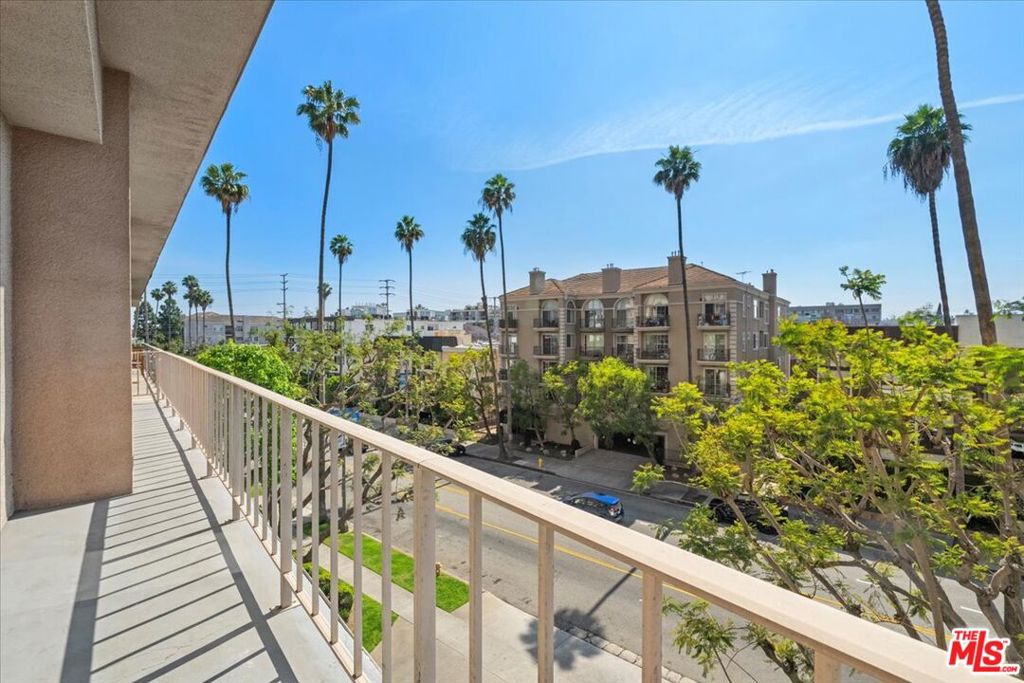 100 S Doheny Drive 402