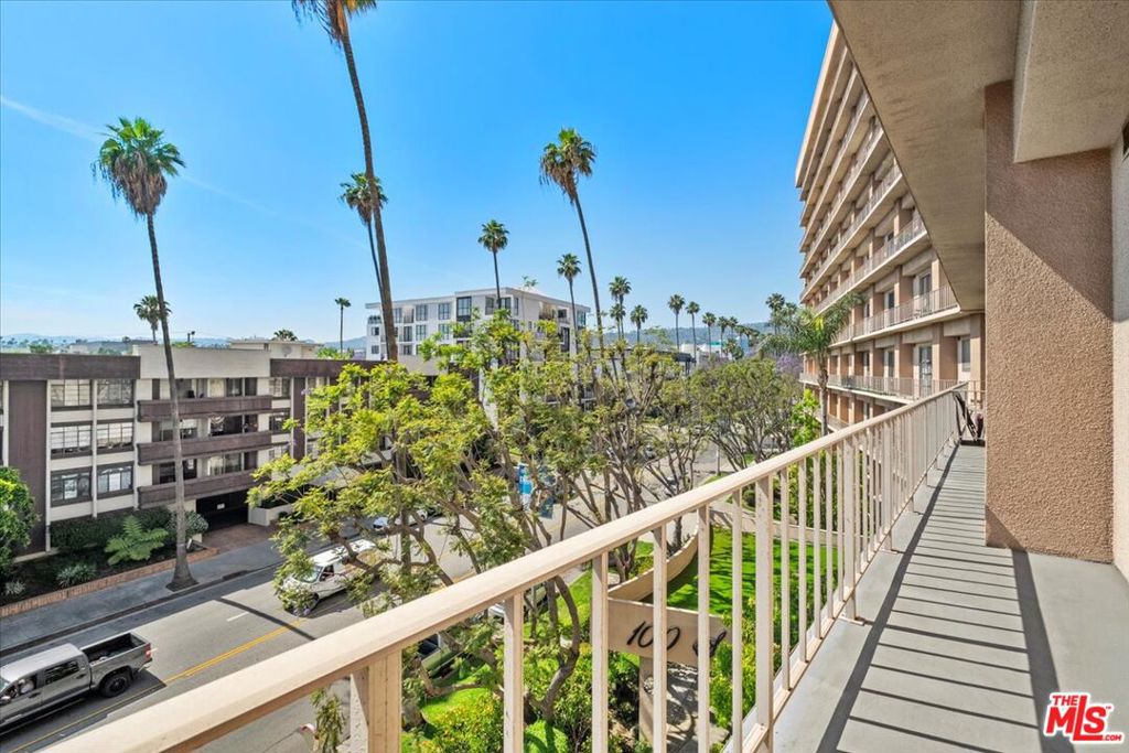 100 S Doheny Drive 402