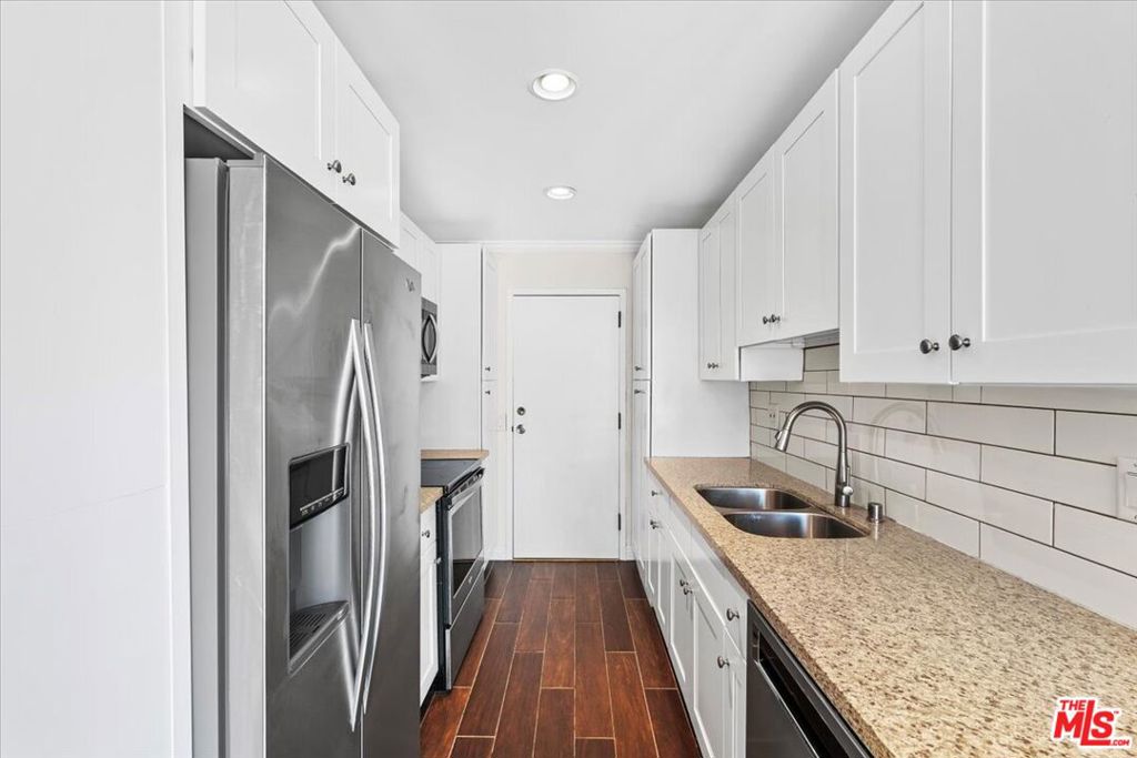 100 S Doheny Drive 402