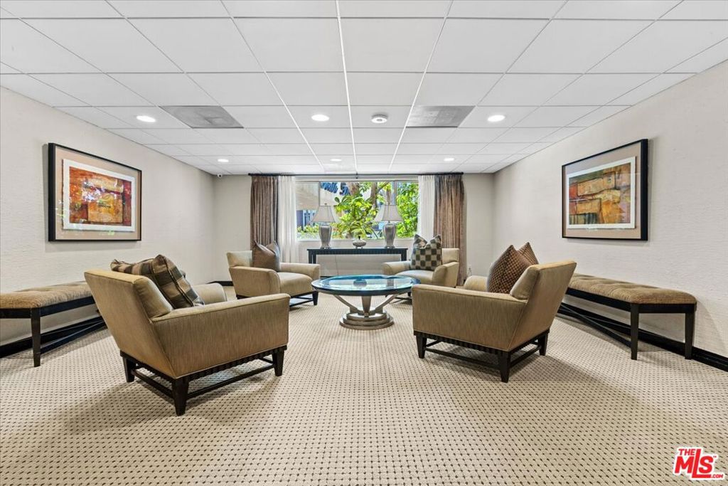 100 S Doheny Drive 402