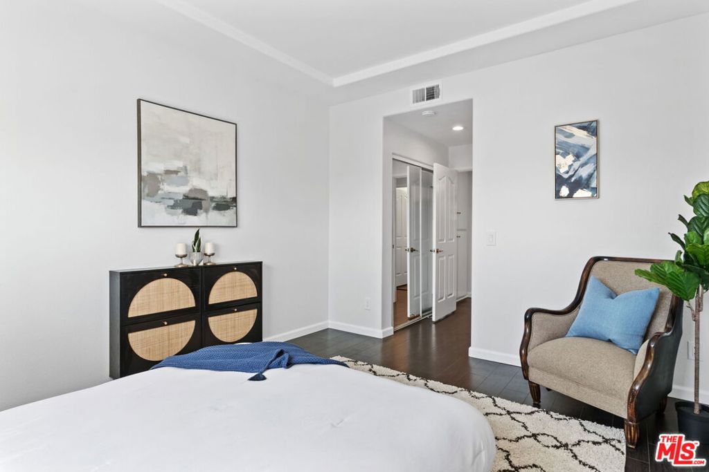 4455 Hazeltine Avenue 201