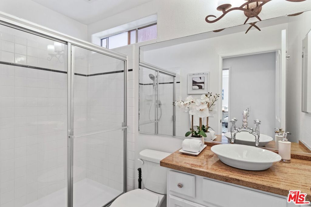 4455 Hazeltine Avenue 201