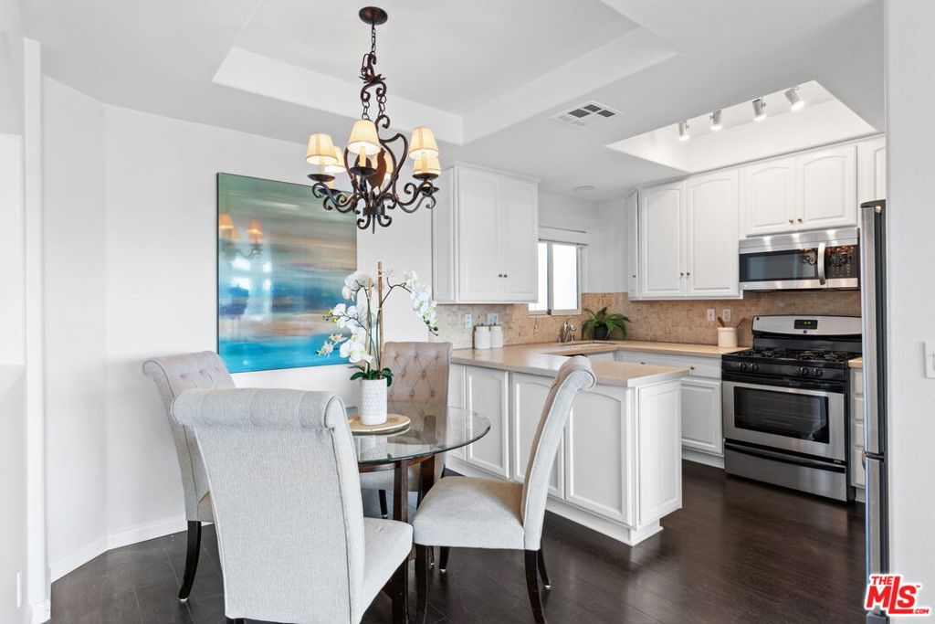 4455 Hazeltine Avenue 201