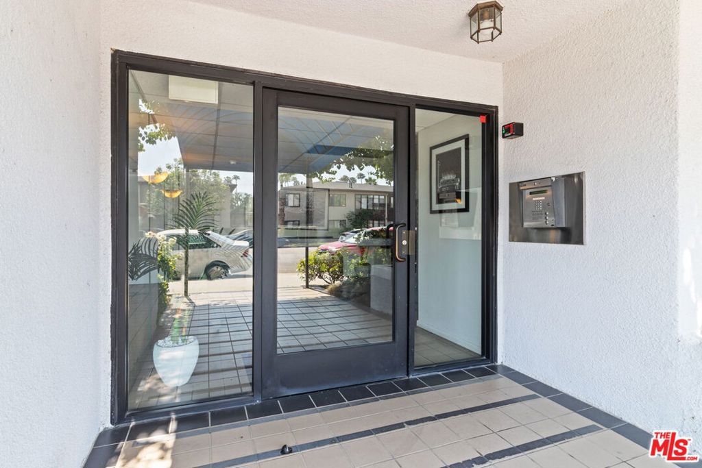 4455 Hazeltine Avenue 201