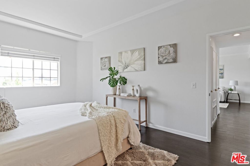 4455 Hazeltine Avenue 201