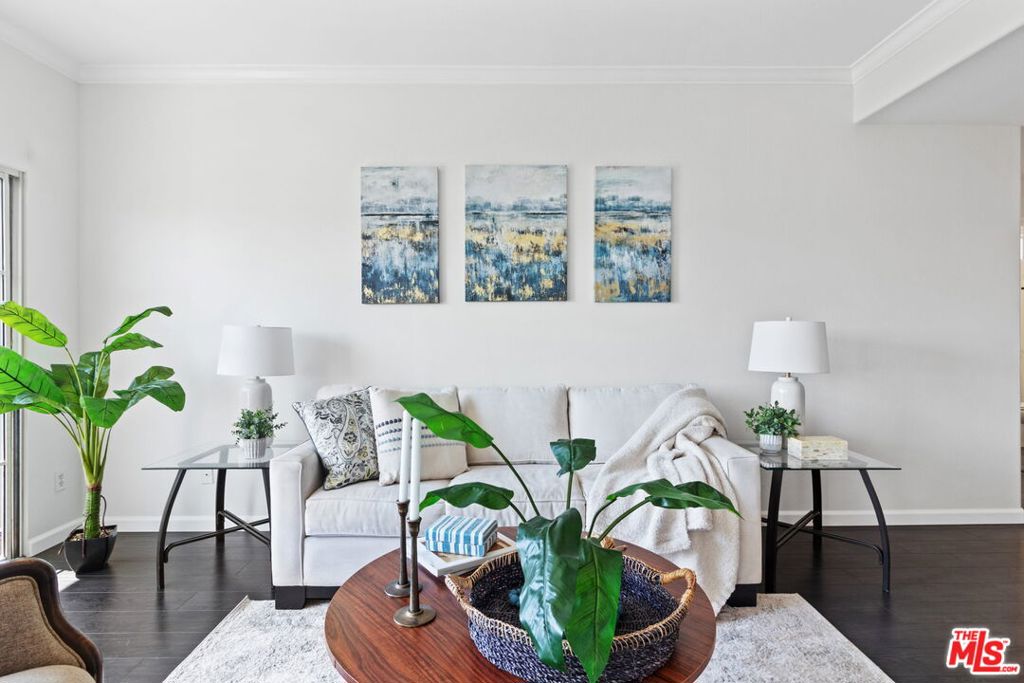 4455 Hazeltine Avenue 201