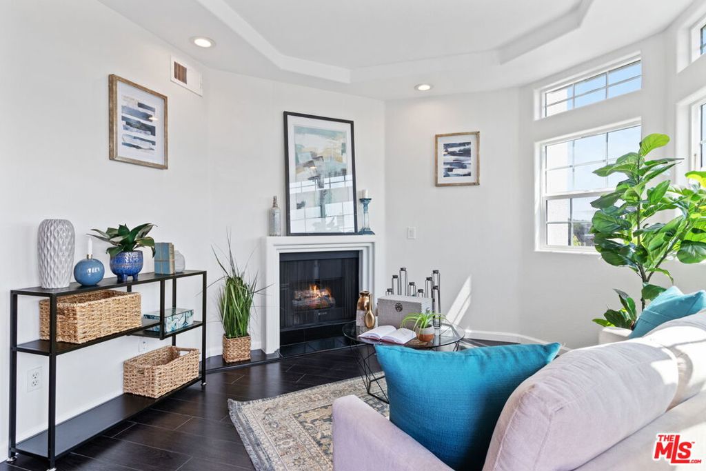 4455 Hazeltine Avenue 201