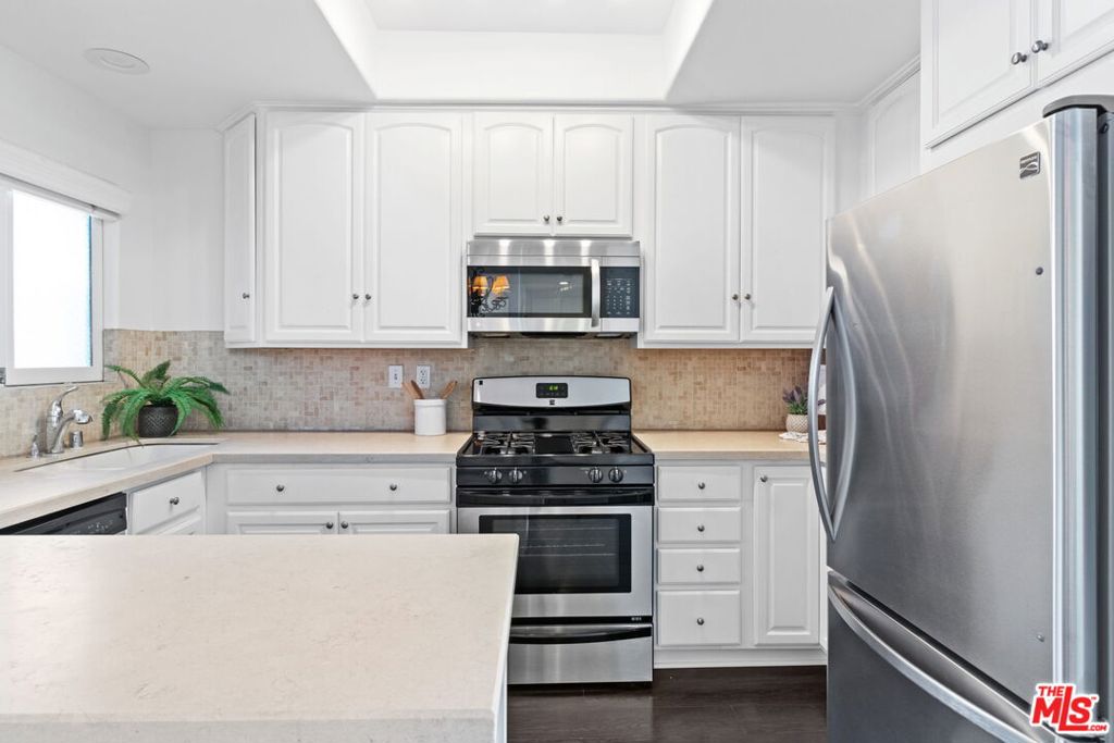 4455 Hazeltine Avenue 201