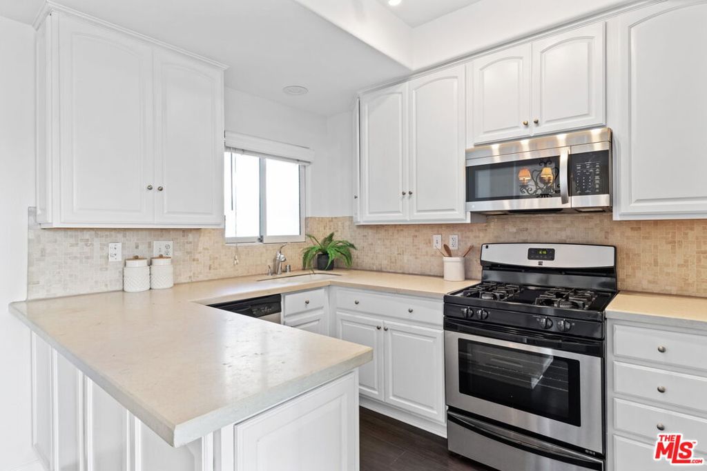 4455 Hazeltine Avenue 201