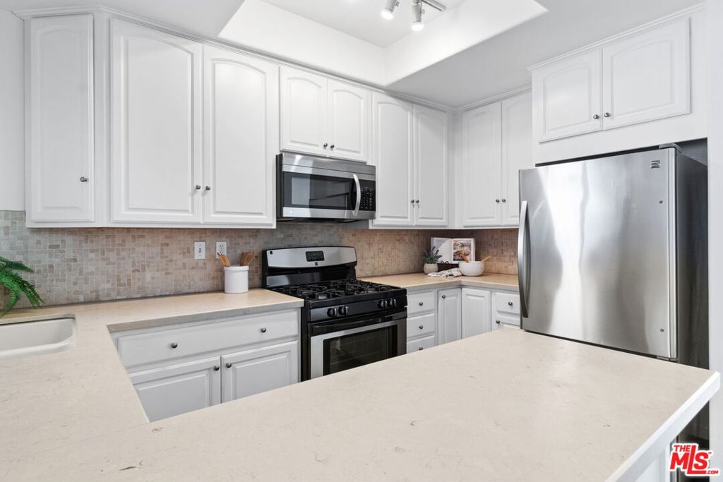 4455 Hazeltine Avenue 201