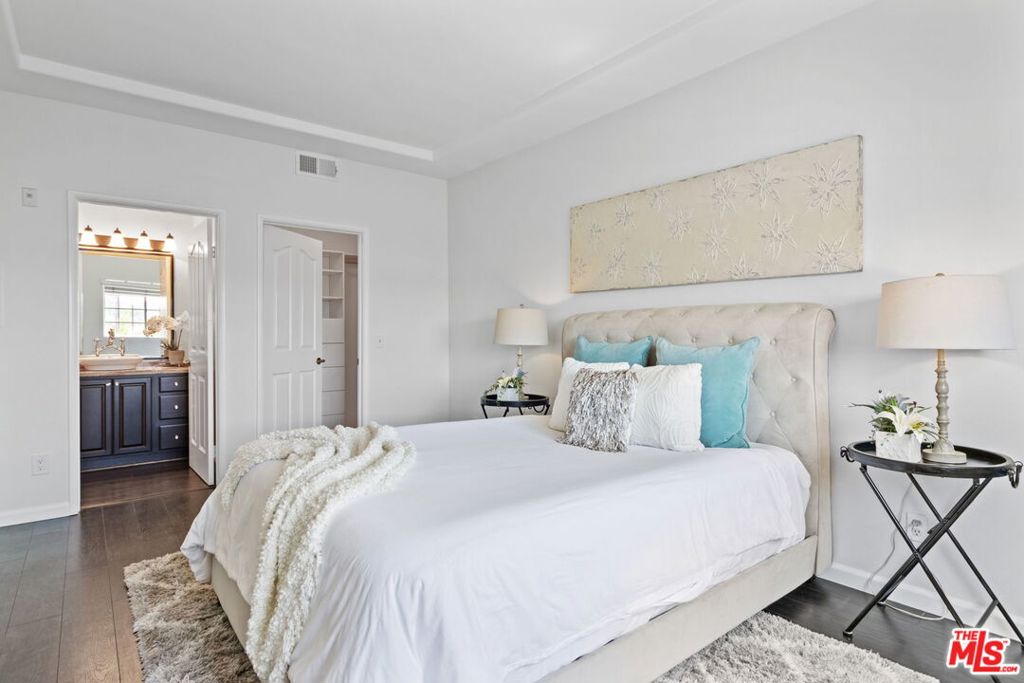 4455 Hazeltine Avenue 201