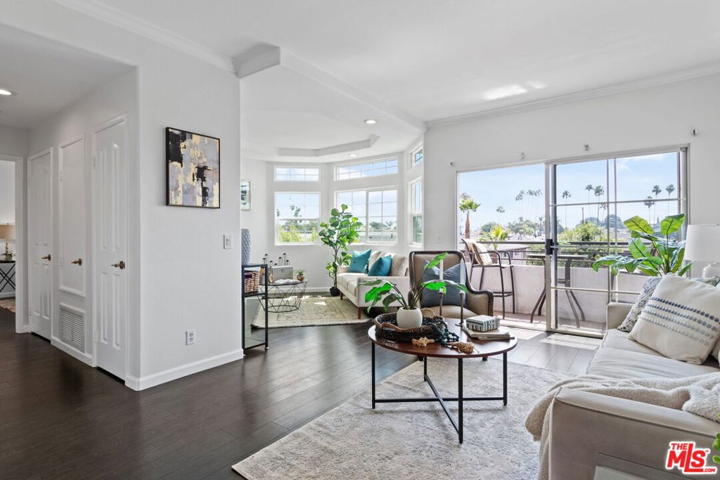 4455 Hazeltine Avenue 201