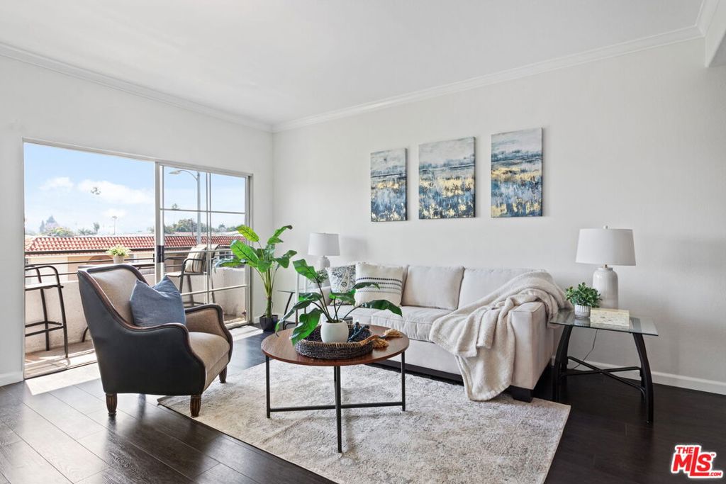 4455 Hazeltine Avenue 201