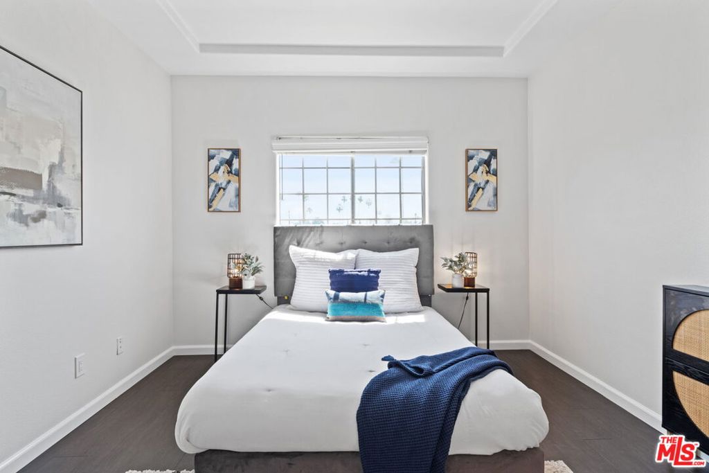 4455 Hazeltine Avenue 201