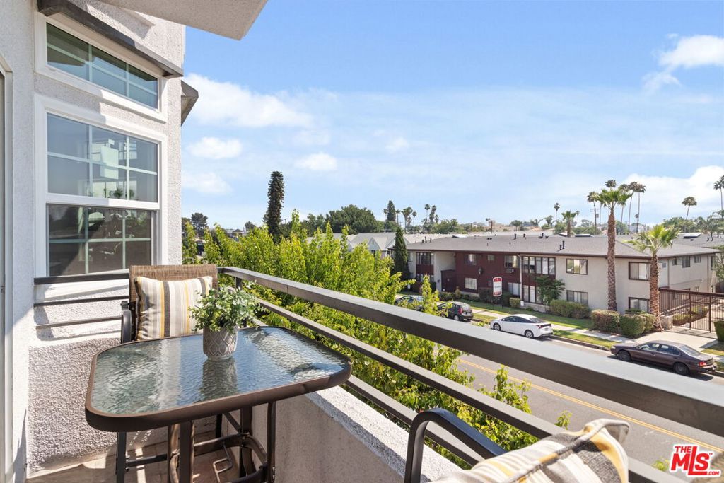 4455 Hazeltine Avenue 201