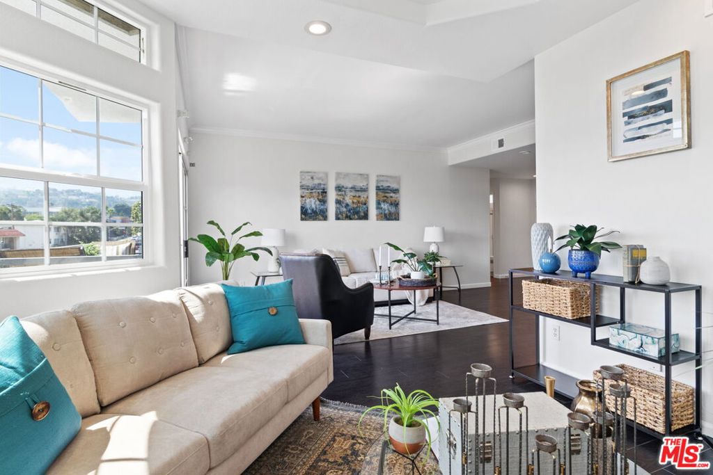 4455 Hazeltine Avenue 201