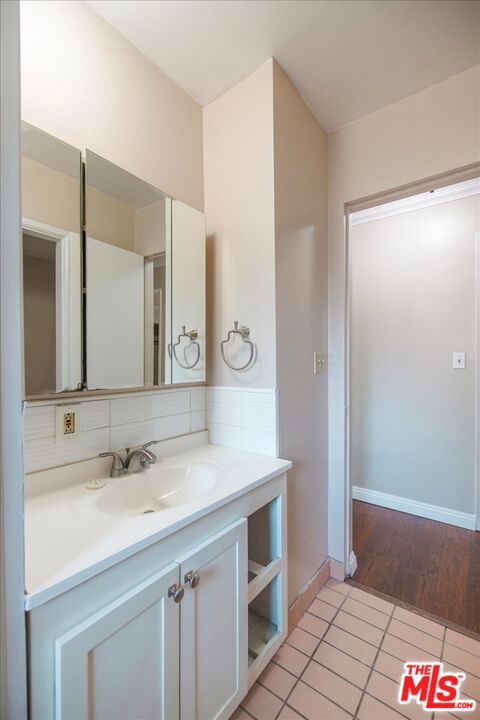 1037 E Grovecenter Street