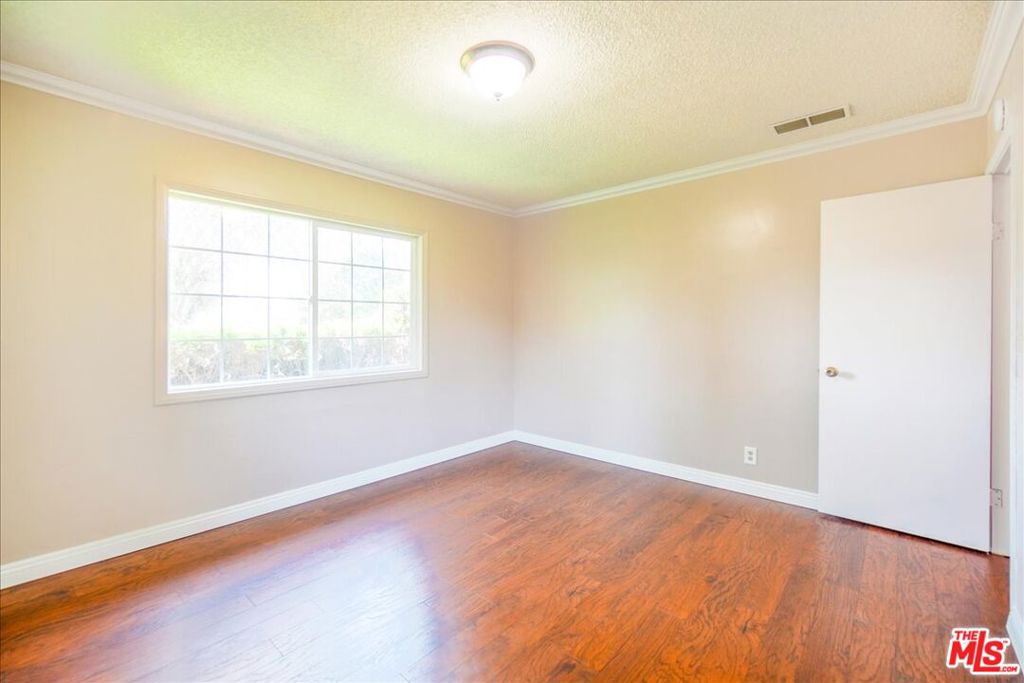 1037 E Grovecenter Street