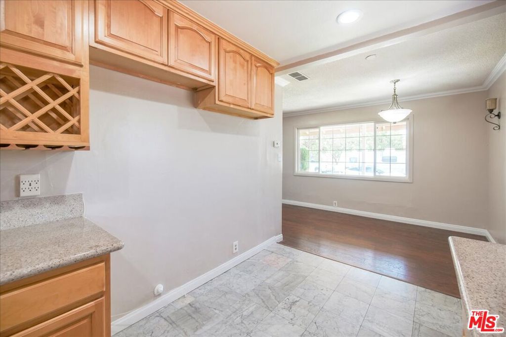 1037 E Grovecenter Street