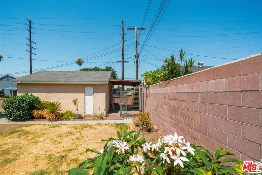 1037 E Grovecenter Street