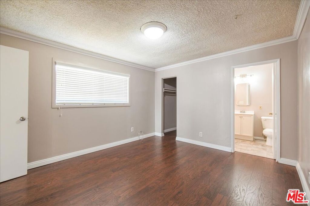 1037 E Grovecenter Street