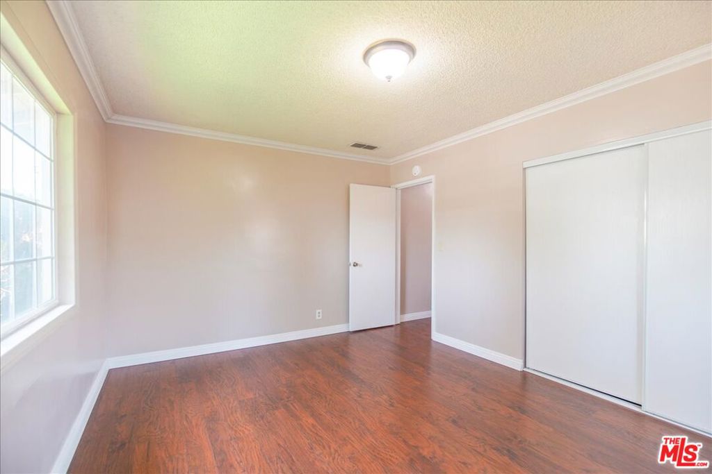 1037 E Grovecenter Street