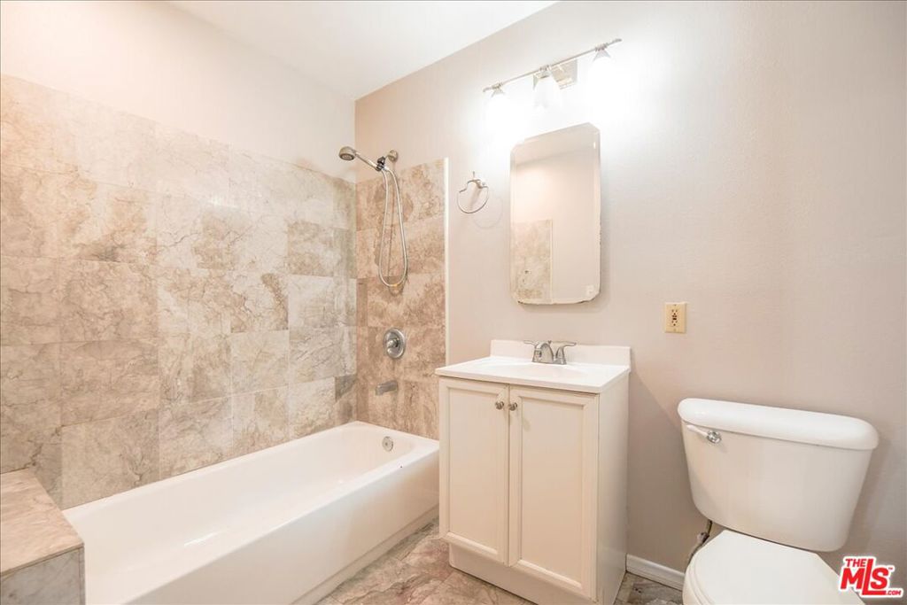 1037 E Grovecenter Street