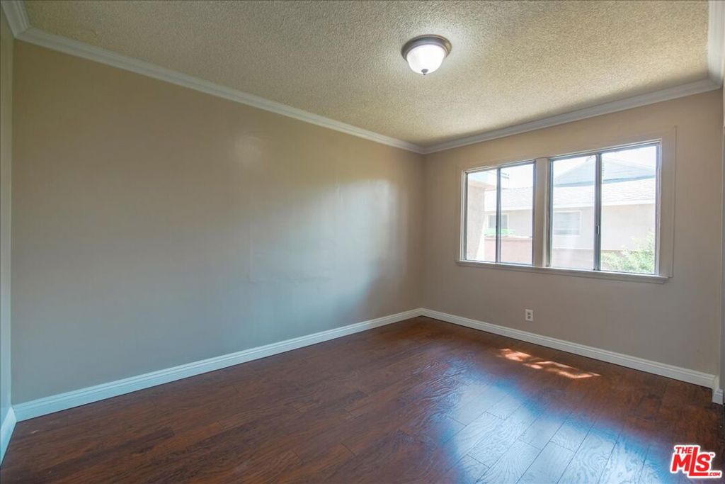 1037 E Grovecenter Street