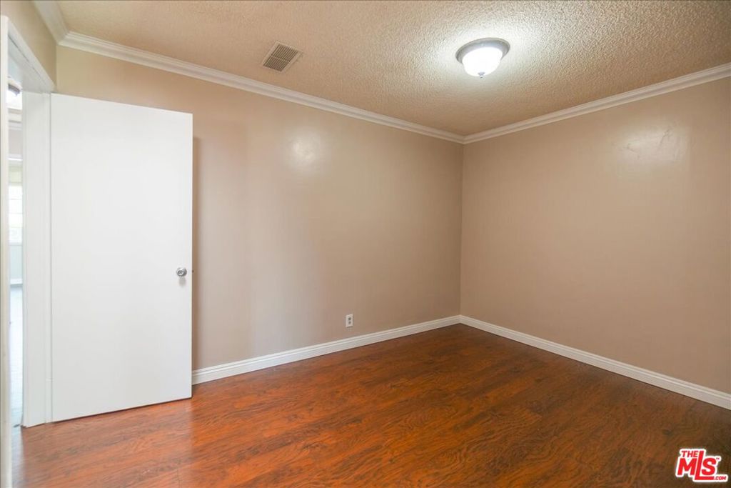 1037 E Grovecenter Street