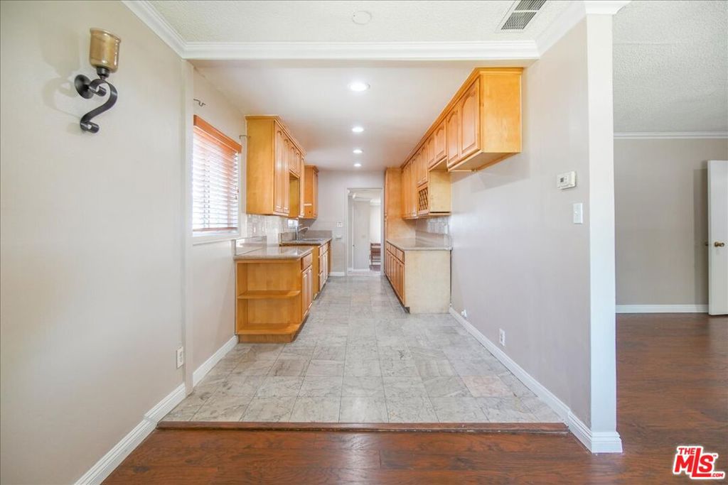 1037 E Grovecenter Street