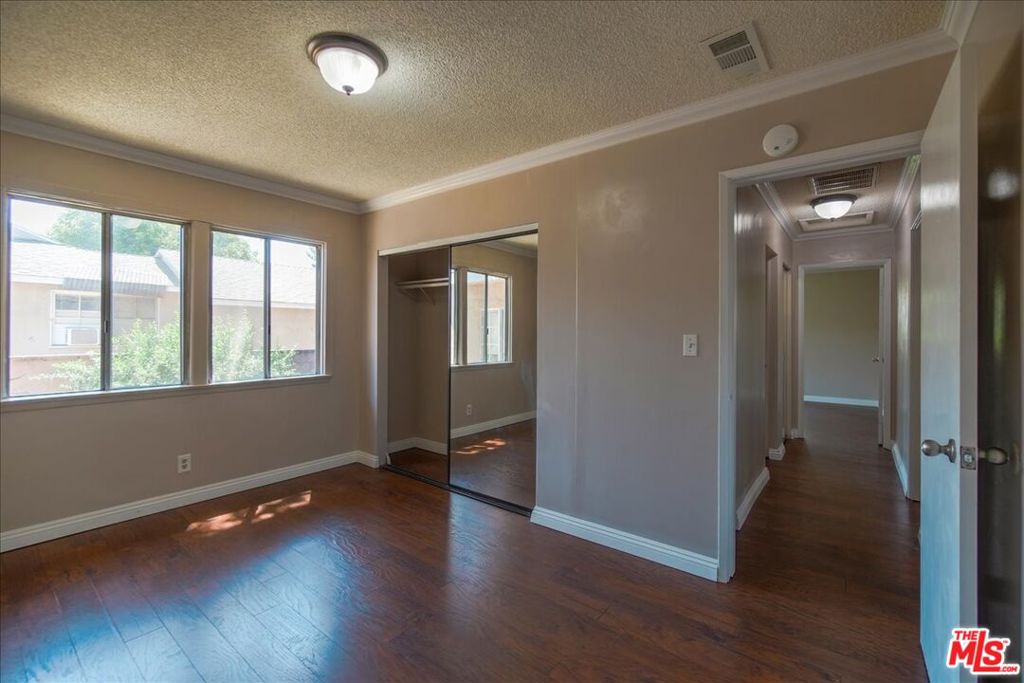 1037 E Grovecenter Street