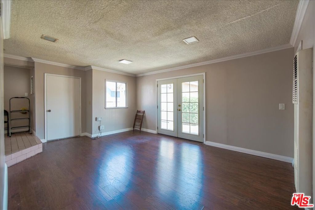 1037 E Grovecenter Street