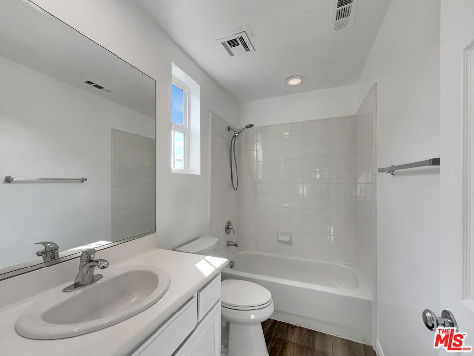 1094 N A Street 14