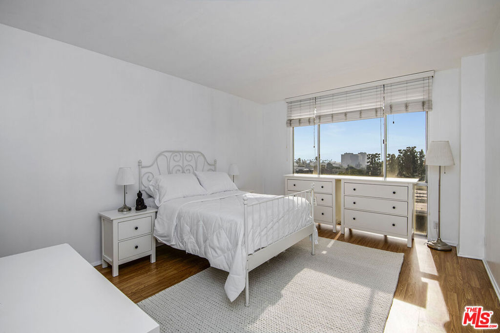 339 N Palm Drive 601