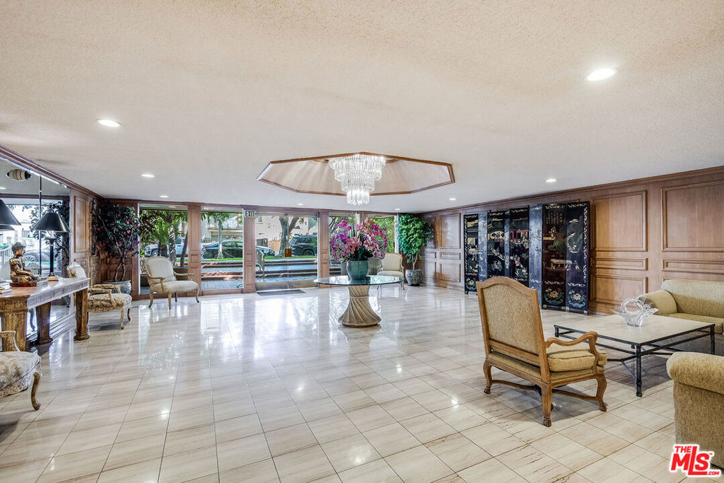 339 N Palm Drive 601