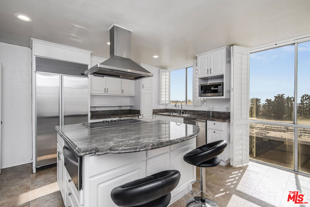 339 N Palm Drive 601