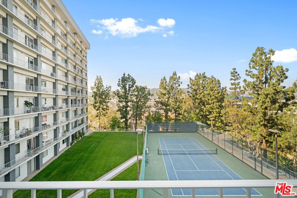 100 S Doheny Drive 514