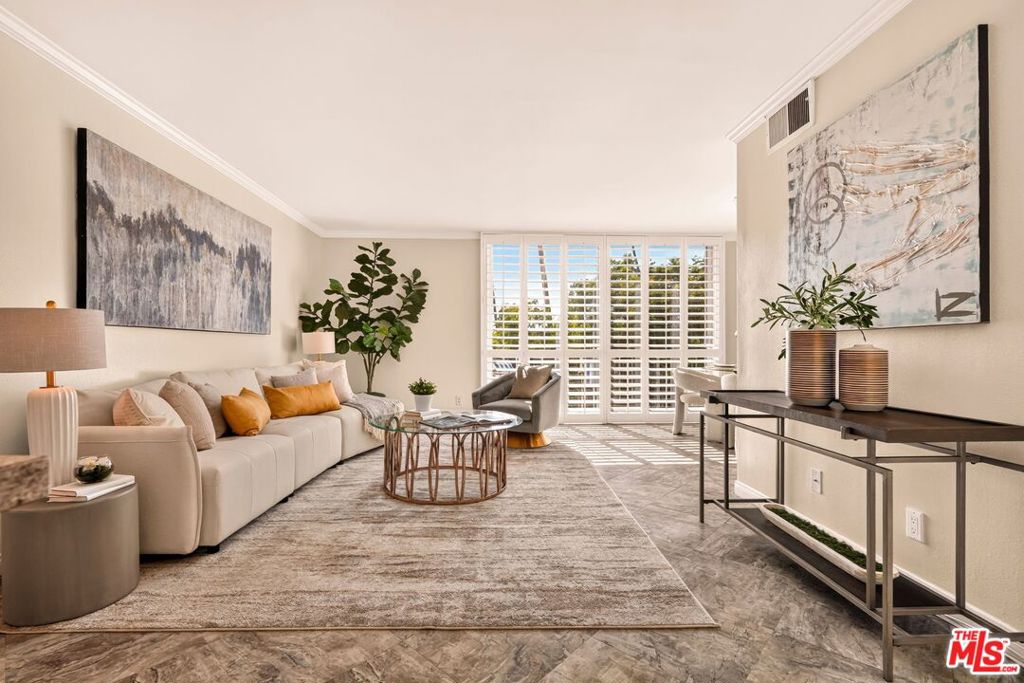 100 S Doheny Drive 402