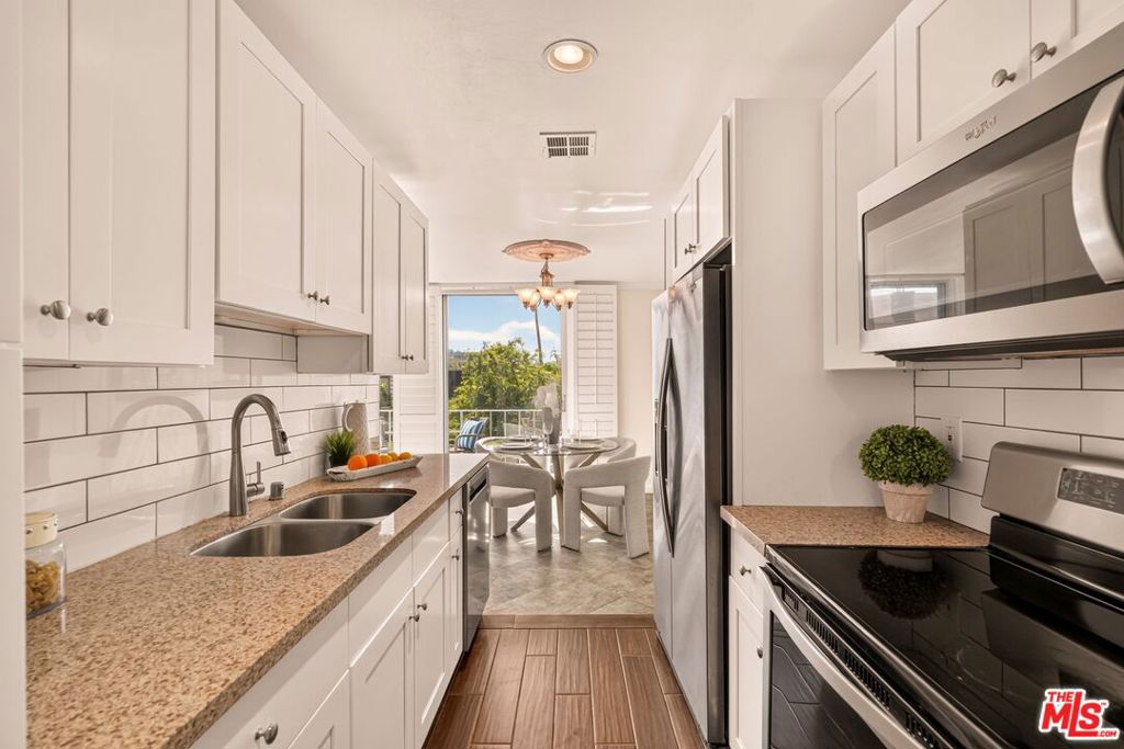 100 S Doheny Drive 402