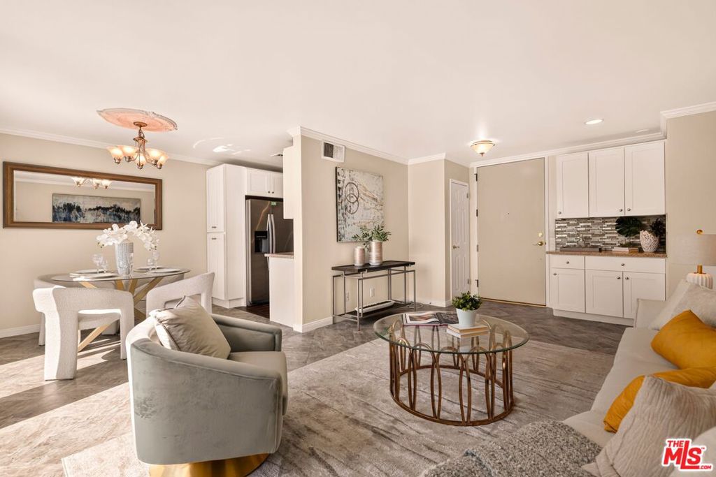 100 S Doheny Drive 402