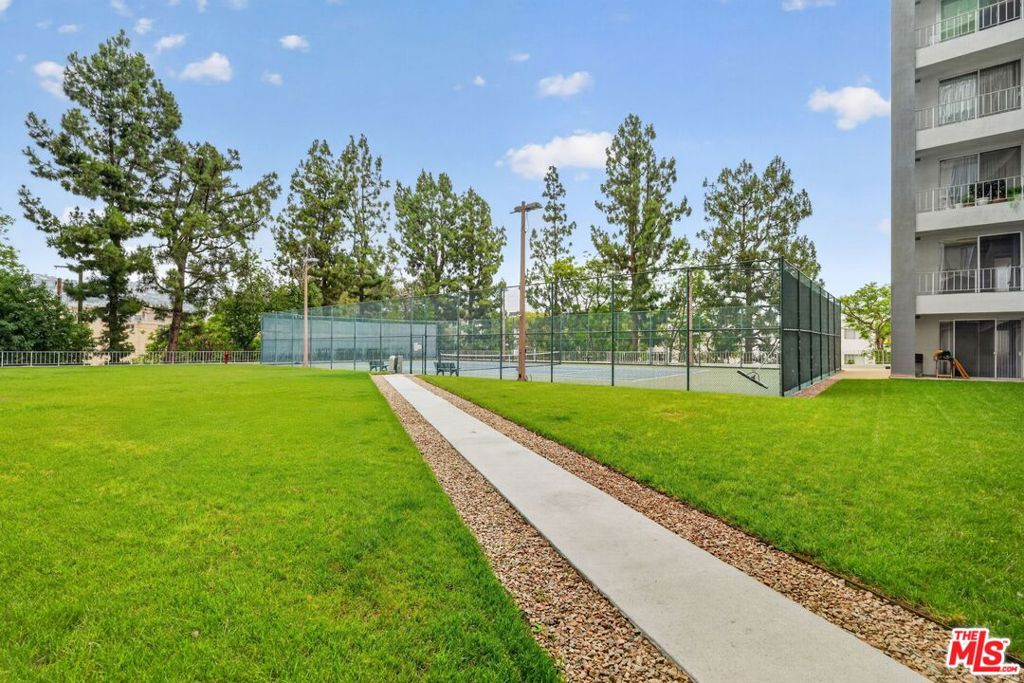 100 S Doheny Drive 402