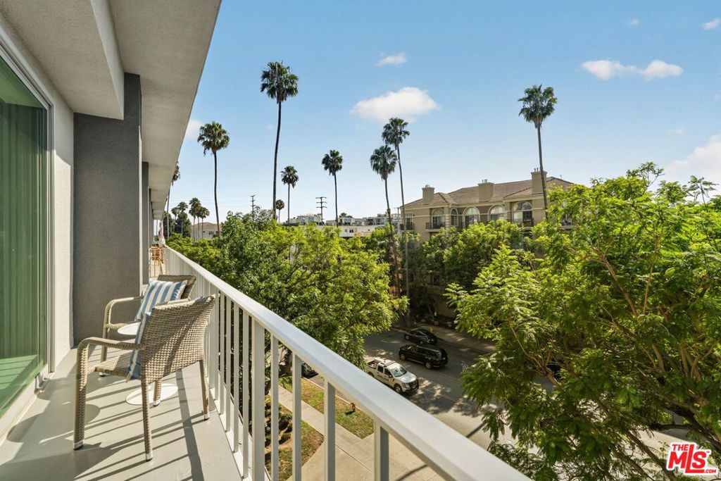 100 S Doheny Drive 402