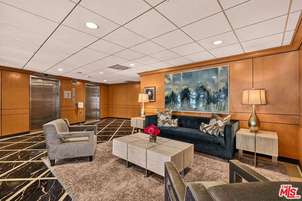 100 S Doheny Drive 402