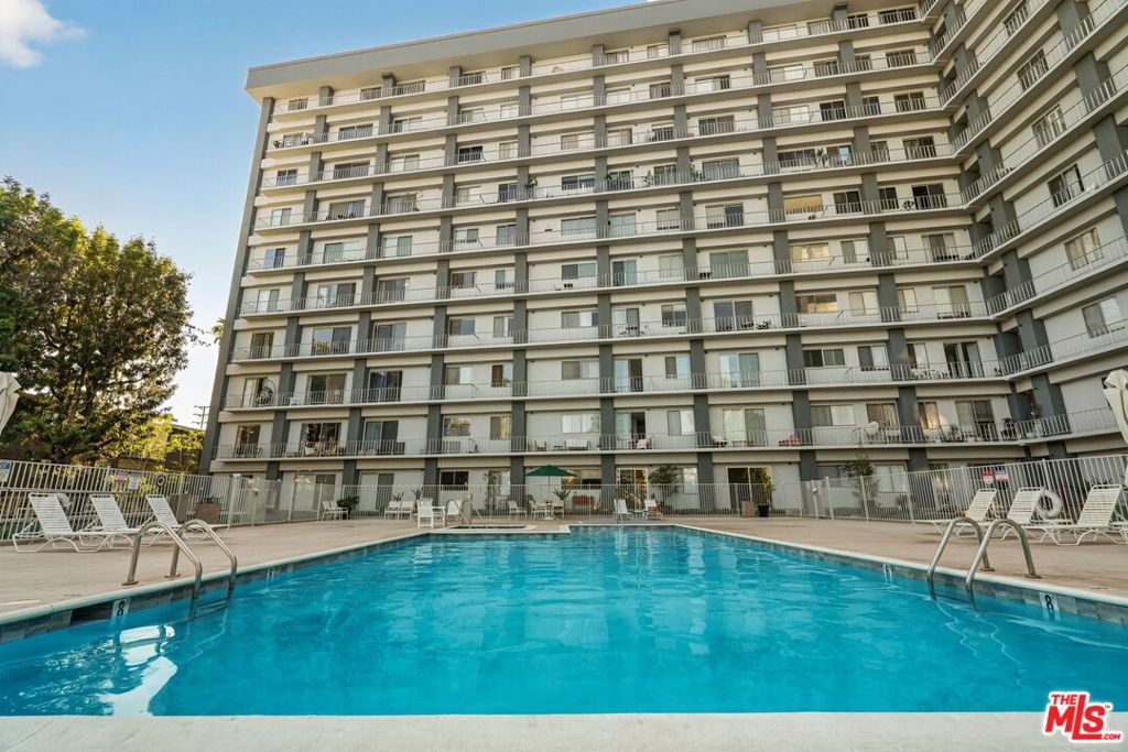 100 S Doheny Drive 402